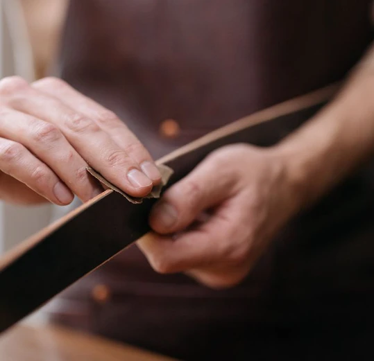 Уход за кожаным ремнём с помощью щётки и кондиционера для кожи